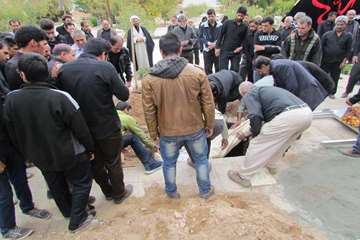 گزارش تصویری: خاکسپاری پدر شهید محمد حسین زنگی ابادی شهید والا مقام اداره کل دامپزشکی استان کرمان به